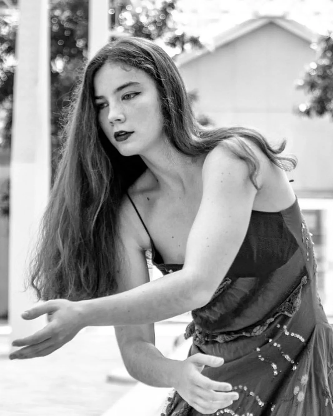 Retrato en blanco y negro de Vega Grimalt Arnal bailando
